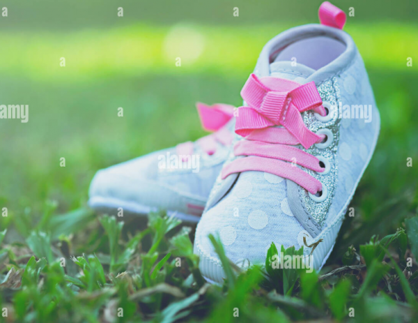 Sepatu dengan gambar pemandangan alam seperti bintang-bintang dan awan